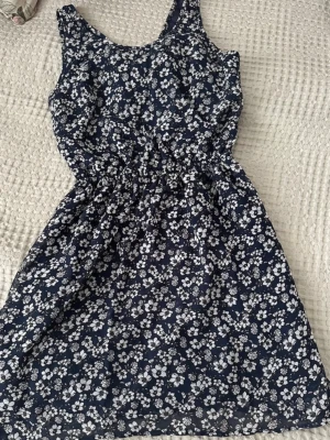 Klänning. - En sommar klänning ganska liten i storlek. 🌺 storlek S, köpt på H&M. Inte använts. 🌸