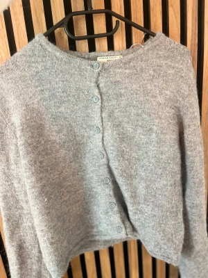 Grå kofta från Gina tricot  - Mysig grå kofta från Gina tricot, har även en matchande kjol till om man vill köpa med.💓