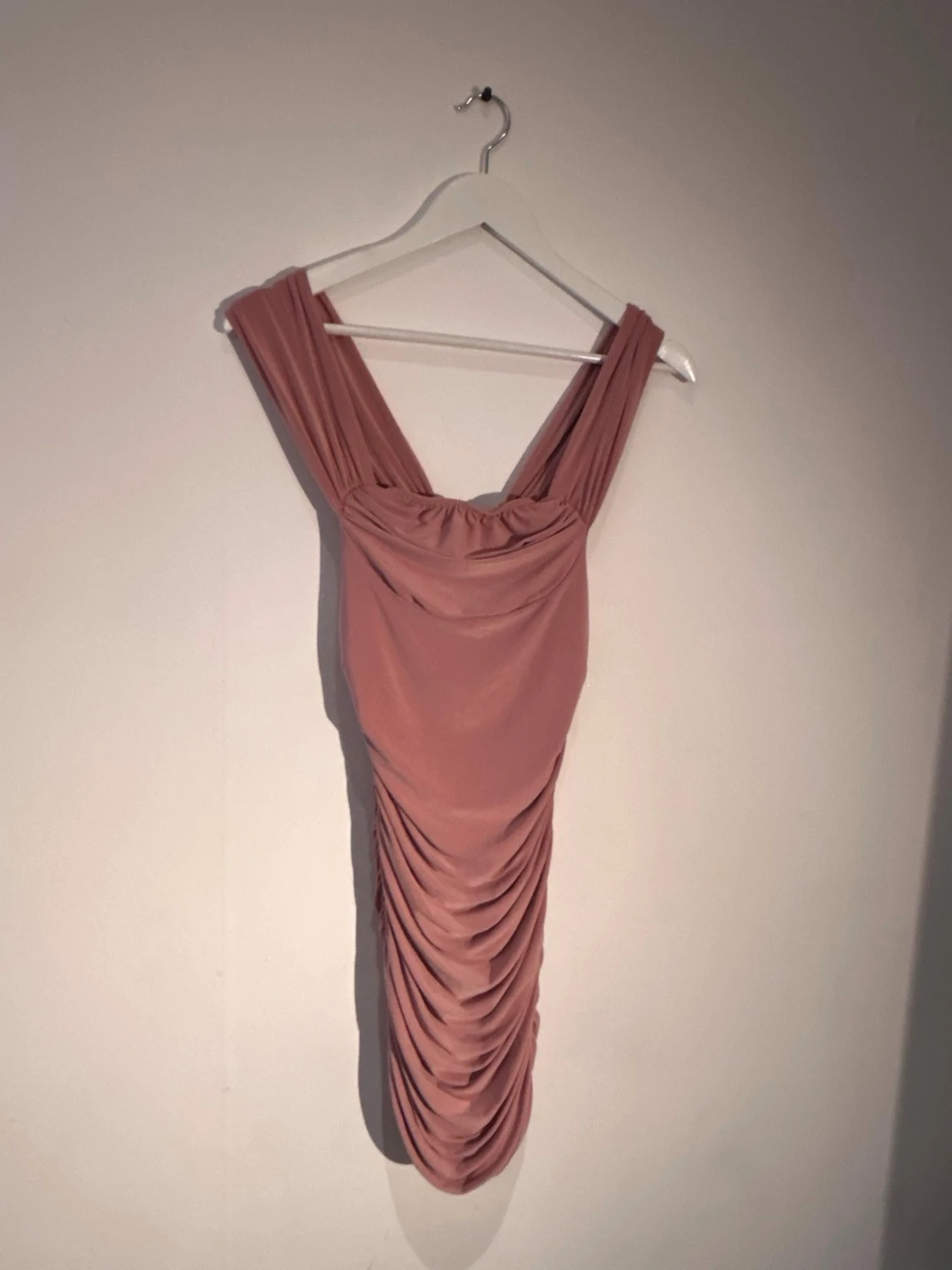Rosa draperad kortklänning