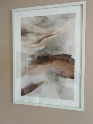 Abstrakt posters - Säljer två stilrena abstrakt posters med mjuka färger i beige, brunt och grått. Motivet har en modern känsla. Perfekt som dekoration i vardagsrum eller sovrum.