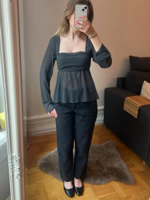 Grå peplumtop✨ - Perfekt till en utekväll eller middag, men även till vardags med ett par linnebyxor. Toppen är stylad med linnebyxorna i min profil✨Gjord i ett tunt, flowy material som ger en luftig känsla. 
