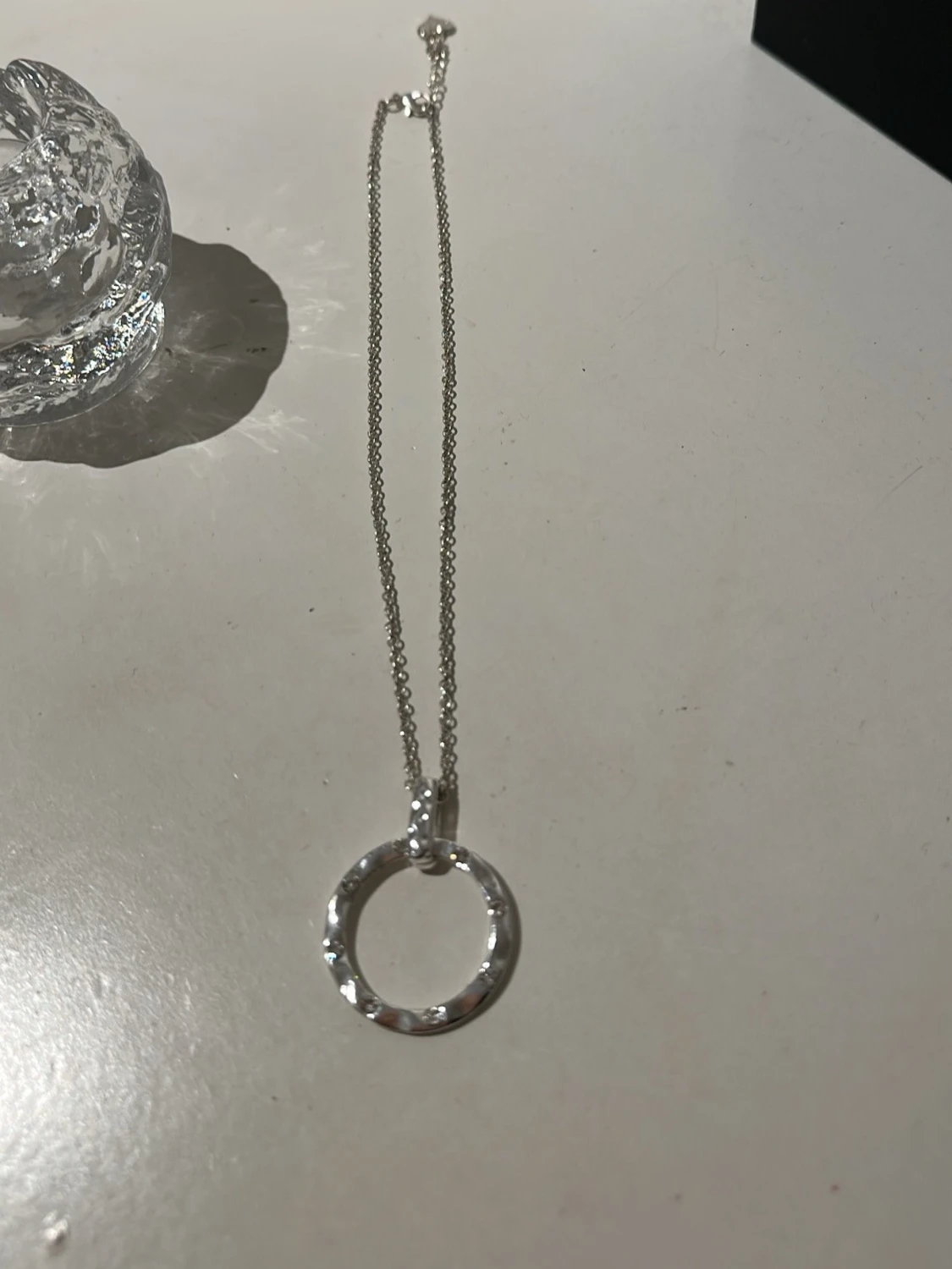 Silverfärgat halsband med cirkelhänge - 1