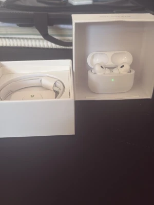 Eapods Pro trådlösa hörlurar AirPods stil - Säljer ett par vita Earpods AirPods Pro med laddningsetui. De är in-ear, har aktiv brusreducering och levereras i originalförpackning med laddningskabel. Snygg och stilren design i blankt plastmaterial, perfekt för dig som vill ha grymt ljud och smidig anslutning till iPhone.