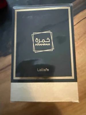 Lattafa Khamrah parfym 100ml - Lattafa Khamrah är en lyxig parfym i en elegant fyrkantig glasflaska med guldiga detaljer och en klar, bärnstensfärgad vätska. Kommer i en svart och guld kartong. Perfekt för dig som gillar exklusiva dofter och snygg design.