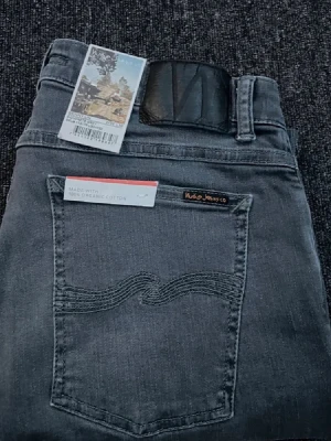 Svarta Nudie Jeans 32-30 - Plagg:Svarta Nudie Jeans Helt Nya Storlek:32/30 Nypris:1399 Mitt pris:299 Skick:10/10 Helt Nya Med Lapp Märke/Brand:Nudie Färg:Svart Passform:XS-S Användning:Aldrig Använda  Fraktar Inom 24 h📦 Skriv Vid Minsta Lilla Intresse😃