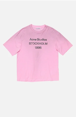 Rosa Acne Studios logo t-shirt - Snygg rosa t-shirt från Acne Studios med svart sprayat logotryck på bröstet. Modellen är klassisk med rund hals och korta ärmar. Tillverkad i mjuk bomull för en skön och avslappnad känsla.