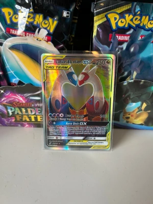 Pokémonkort Latias & Latios GX - Säljer ett holografiskt Pokémonkort med Latias & Latios GX TAG TEAM. Kortet har färger i blått, rött och silver med hjärtformad design i mitten. Perfekt för samlare eller Pokémonfans som vill utöka sin samling.kom med bud eller funderingar kan även acceptera trades