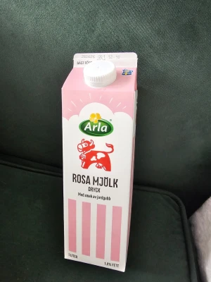 Arla rosa mjölkdryck jordgubb 1L tomt paket - En 1-liters förpackning rosa mjölk dryck, tomt paket, från Arla. 