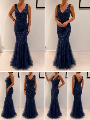 Vacker festklänning från Ever Pretty Strl S - ✨ Elegant mörkblå festklänning med paljetter & tyll ✨  Otroligt vacker maxiklänning från Ever Pretty i en elegant mörkblå nyans med skimrande paljettdetaljer och mjuk tyll nedtill som ger ett drömmigt och exklusivt fall.  Klänningen har en feminin figursydd passform upptill med v-ringning och vackra broderade paljettmönster över hela klänningen. Den transparenta tyllen nedtill ger en lyxig och elegant känsla som passar perfekt till bröllop, bal, gala, fest eller andra speciella tillfällen.  ✨ De