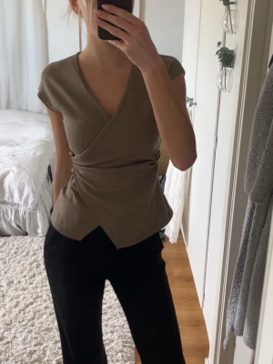 Beige omlottopp med gulddetaljer - Snygg beige omlottopp med v-ringning och korta ärmar 🙌🏼