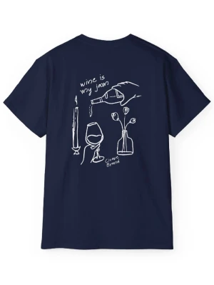 Mörkblå t-shirt med vinmotiv - Mörkblå t-shirt från Civare Brand med vit grafisk illustration på ryggen som visar vin, glas, ljus och blommor samt texten 'wine is my jam'. Liten logga framtill. Klassisk passform och rund hals. Perfekt för dig som gillar unika prints.