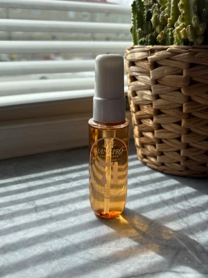 Sol de Janeiro parfym mist -  mist från Sol de Janeiro i en genomskinlig orange plastflaska med vit spraykork. Flaskan är smidig och lätt att ta med i väskan. Perfekt för dig som gillar varma dofter.  30ml, ny