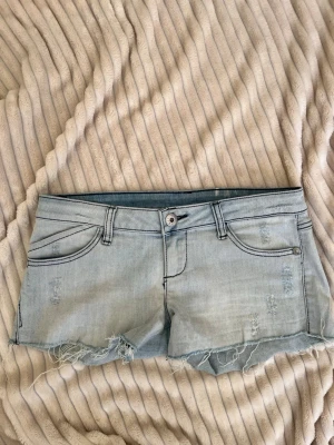 Jättelågmidjade jeansshorts - Säljer ett par ljusblå denimshorts från tally Weijl. De är sååå snygga och super low waist. Perfekta nu till sommaren!!