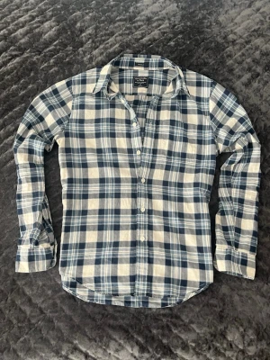 Abercrombie & Fitch Skjorta - Hej! Säljer nu denna väldigt fräscha Abercrombie & Fitch skjortan! Galet snygg och rare colorway! Storlek M fits TTS! Hör av dig vid fråga/fundering!