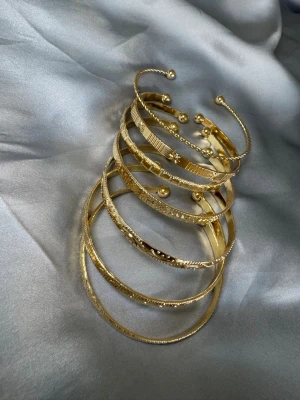 Guld armband set 7st  - Helt nya från förpackningen, jättefina klassiska armband set 7 st dem är justerbara. Skickar med i en liten presentpåse 🎁  (Material guldfärgad metall rostfritt) ✨ Erbjuder snabb leverans postar inom 24 timmar 