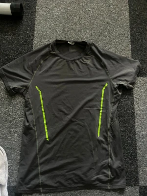 Gymshark T-shirt från 2020 - Säljer min gymshark T-shirt, svår att få tag i. Köpte sommaren 2020. Helt ok skick.