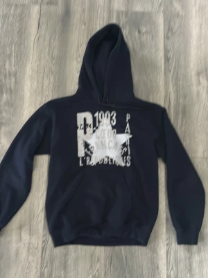 Paris star hoodie - Säljer en mörkblå ”paris star” hoodie i storlek S. Jag är 178cm lång och den sitter bra på mig som ni ser på bilden. Hör av er vid frågor!🙌