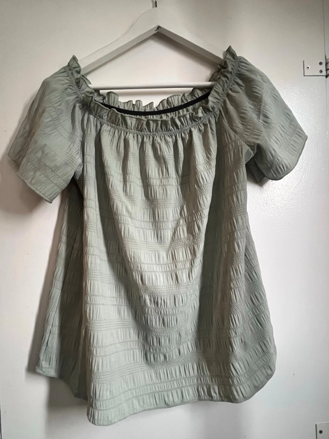 Ljusgrön offshoulder blus