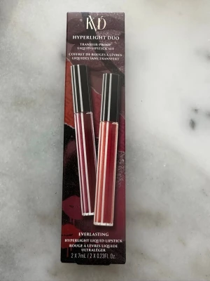 KVD Hyperlight Duo Liquid Lipstick - KVD Hyperlight Duo Everlasting Liquid Lipstick-set med två färger: Queen of Poisons (mörk bärig nyans) och Moth Orchid (varm rosa). Flytande läppstift med svart lock och transparent hylsa. Transfer-proof formula för långvarig färg.