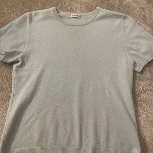 Cashmere tröja - Jättemysig turkos/ljusblå cashmere t shirt från märket A shi ma. (Softgoat liknande). Storlek S. Säljes för 400kr. Köpt för 2000kr.❤️ Inga defekter i nyskick. Skriv för frågor