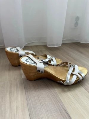 Klackar - Unika och superfina klackar från spanska Porronet!  Skön platå i trälook och vackra detaljer i silver och vitt. Ger en härlig boho-känsla till varje outfit. Perfekta för sommarkvällarna! Originalbox följer också med!☀️