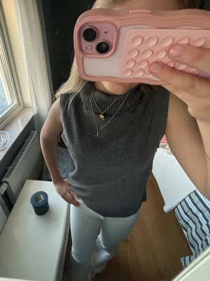 Topp med krage  - Toppen är köpt från Zara förra året, säljs inte längre och endast använd en gång!! 