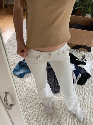 Beige ribbad topp från Lindex - Säljer en beige ribbad topp från Lindex. Toppen är croppad med rund halsringning och är tillverkad i mjuk bomull. Perfekt för en avslappnad och trendig stil.