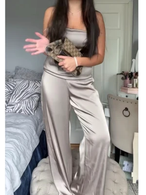 Silkes set zara - Silkes set från Zara, beige färg. Aldrig använd, ny utan prislapp. St M i toppen men passar S, L i byxorna men