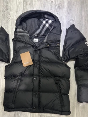 Burberry jacka - Tjenare! En väldigt fin väldigt fin burberry jacka till salu, jackan är köpt ifrån Miito online och kvittot har jag kvar. Den kan bli som både väst, jacka och den är varm perfekt till det kalla vädret. Skicket är jätte bra och den har inga skador eller fläckar. Hör av dig vid frågor! 