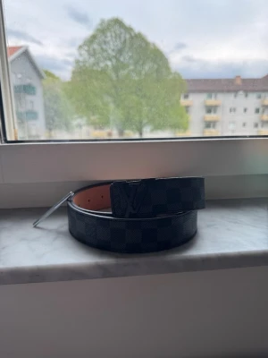L.V bälte - Skickar inom 24 timmar kommer med hålslagare storlek 110