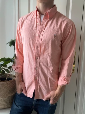 Ralph lauren skjorta  - Ralph lauren skjorta - sjukt najs - lite ostruken . Inga defekter! Modellen i bilderna är 180 cm 75 kg och bär Storlek M slim fit , Kom med frågor! 🌟 (Kan gå ned i pris vid köp av paket 😉) 