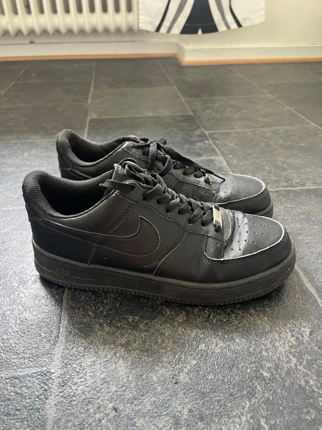 Svarta Nike Air Force 1 sneakers
