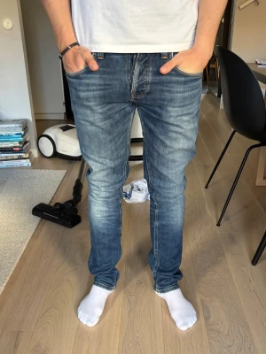 Nudie jeans - Nudie jeans med riktigt fet tvätt || Strlk W32 L34 (sitter mer som L32) || Ett litet hål vid skrevet (se bild 3)  samt i fickan som enkelt går att laga själv alternativt lämna in hos nudie och få dem lagade helt gratis || Bara att skriva vid frågor och funderingar!