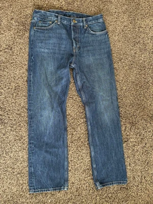  blå weekday jeans straight fit space relaxed straight - Blå jeans från weekday storlek 29/30 