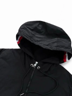 Moncler windbreaker - Tjena👋 säljer min helt nya moncler windbreaker eftersom den passade inte mig. Jackan har fungerande nfc och är Size 2. Om du har några frågor kan du alltid skriva och priset kan diskuteras 