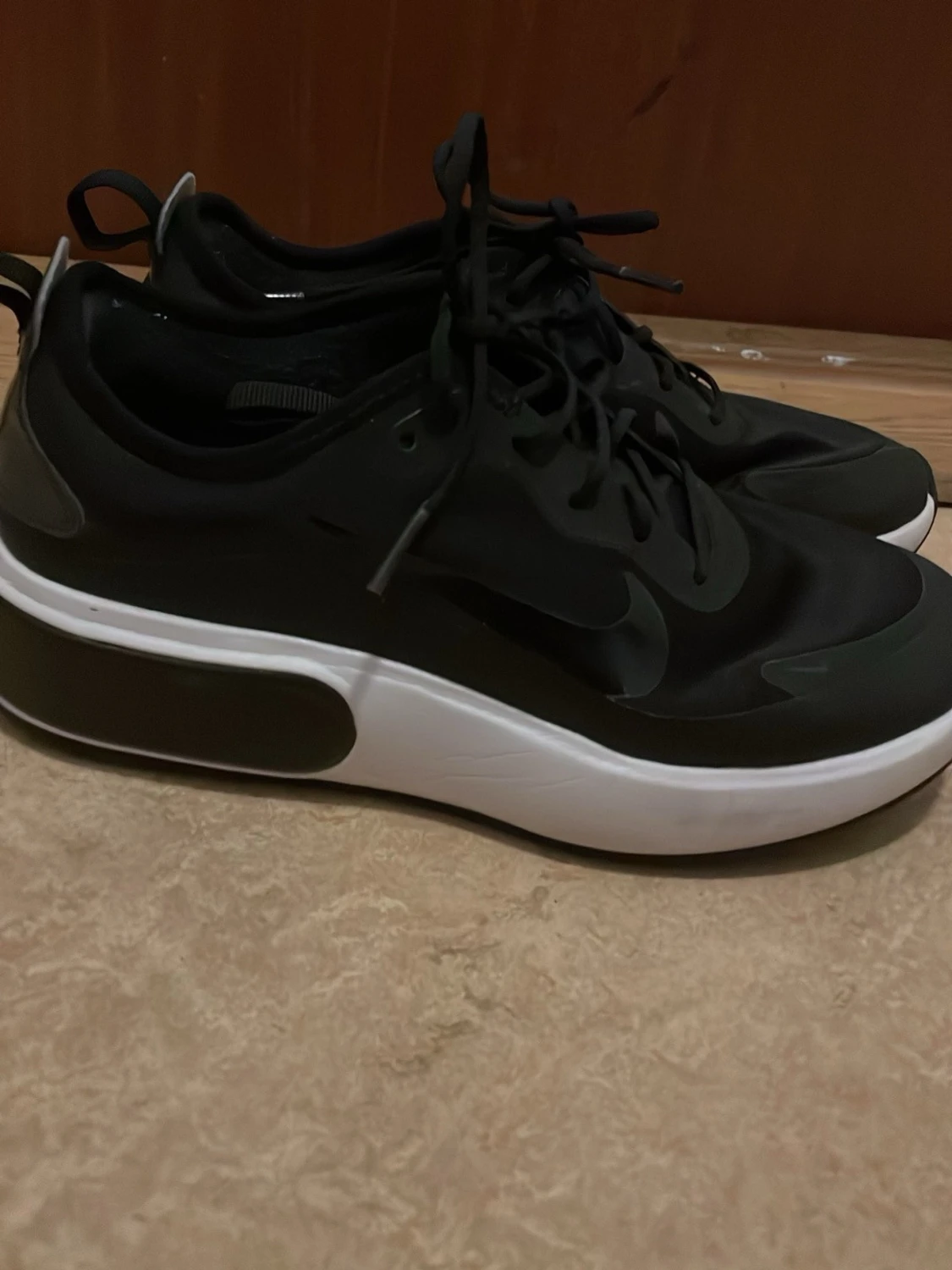 Svarta Nike sneakers med vit sula - 1