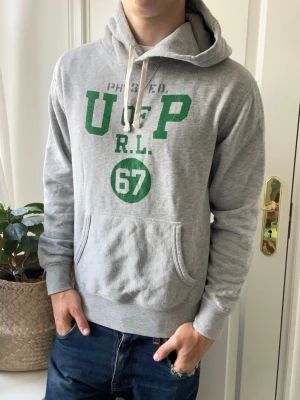 Ralph lauren hoodie  - Ralph lauren hoodie, Inga defekter! Modellen i bilderna är 180 cm 75 kg och bär Storlek S , Kom med frågor! 🌟 (Kan gå ned i pris vid köp av paket 😉) 
