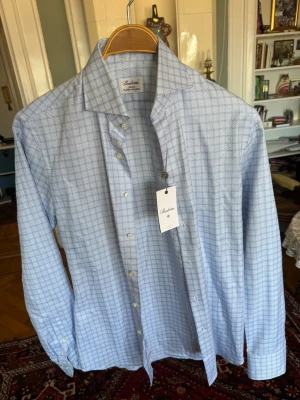 Stenströms Skjorta Ny - Helt ny stenströms skjorta i 100% twofold cotton och pärlemor knappar. Styvskjorta i högkvalitativ bomull som håller extra länge i och med hur den är vävd. Storlek 38 och slimline passform. Kostar 1399 från butik och har kvar prislapp. 