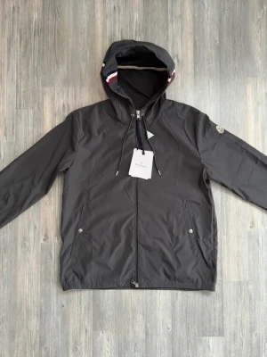 Moncler  - Tjena👋 säljer min helt nya moncler windbreaker eftersom den passsde inte mig. Jackan är Size 2 och har fungerande nfc. Priset kan diskuteras 