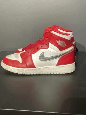 Nike Air Jordan 1 retro medal High - Säljer ett par Jordan 1 retro medal high. Andvända men gott skick, som man kan se på bilderna. Det finns snören som kommer till och snörena är orgenal. Kommer med snören