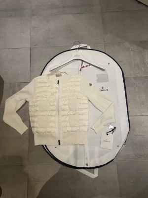 Moncler cardigan dam  - Hej! Jag säljer nu min jättefina Moncler cardigan. Cardiganen är i jättebra skick och har inga defekter eller liknande skicket 9,5/10. Den är äkta och köpt online. Jag säljer den pågrund av att den inte riktigt passar min personliga stil. Moncler dustbag lapprna osv ingår med jackan. Hör av dig vid minsta lilla fråga! 💕