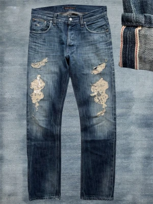 *Selvage* Nudie ”Lab Joe” - Ett par sjukt trevliga nudie jeans gjorda i selvedge av högsta kvalitet! Modellen kallas ”Lab Joe” och är alltså Lab versionen av ”Average Joe” och sitter straight. Storlek 31/34, hör av dig vid frågor! Mått: Midja - 42cm, Ytterbenslängd - 112cm, Benslut - 20.5cm 