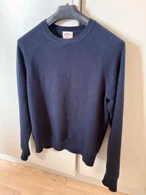 Kashmir tröja - Kashmir tröja från Brooks Brothers som inte kom till användning, nypris ca 4000kr, tröjan är i nyskick och inte nopprig! För mer bilder är det bara att skriva😁