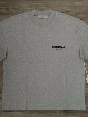Essentials Fear Of God Tshirt - Grey XS/S - Säljer min autentiska Essentials Fear Of God tröja i storlek XS men den passar som S, fraktar paketet inom 24H📦, onlinekvitto finns✅