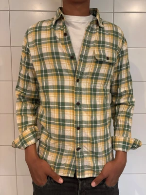 Flanell skjorta  - Hej! Säljer denna otroligt stiliga flanell skjorta perfekt nu till sommaren! Modellen är ca 189 cm lång, skriv gärna vid intresse eller funderingar! 