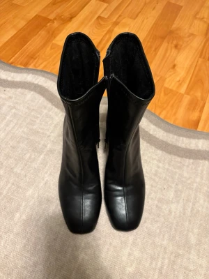 Svarta stövletter med klack - Använda vid 2 tillfällen. Storlek 40. 👢
