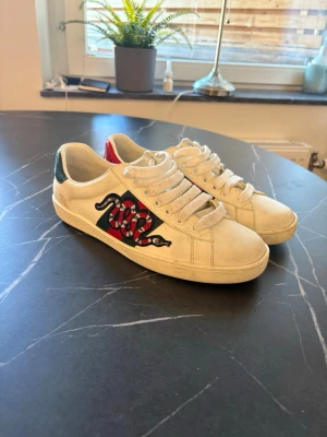 Gucci Skor - Riktigt feta Gucci skor i bra skick. Inga märken som inte går bort eller liknande. Självklart äkta och är storlek 7/42