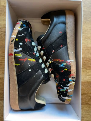 Maison Margiela Gats - Svarta Maison Margiela paint splatter. Helt nya! Kom privat för flera frågor!