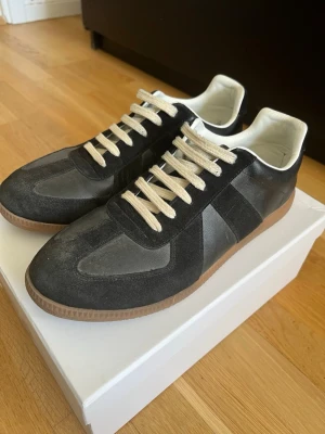 Svarta Maison Margiela gats - Masion  margiellas jag har använt de lite men inget förstört endas lite crease på de. Har köpt de på plick nya och använt ett få tall gånger.