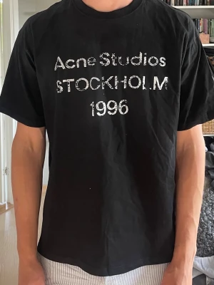 Acne Studios svart t shirt - M - Riktigt snygg acne studios t shirt. Storleken är M men passar även L. Riktigt snygg logga och perfekt för en clean look. Vid frågor kom DM!